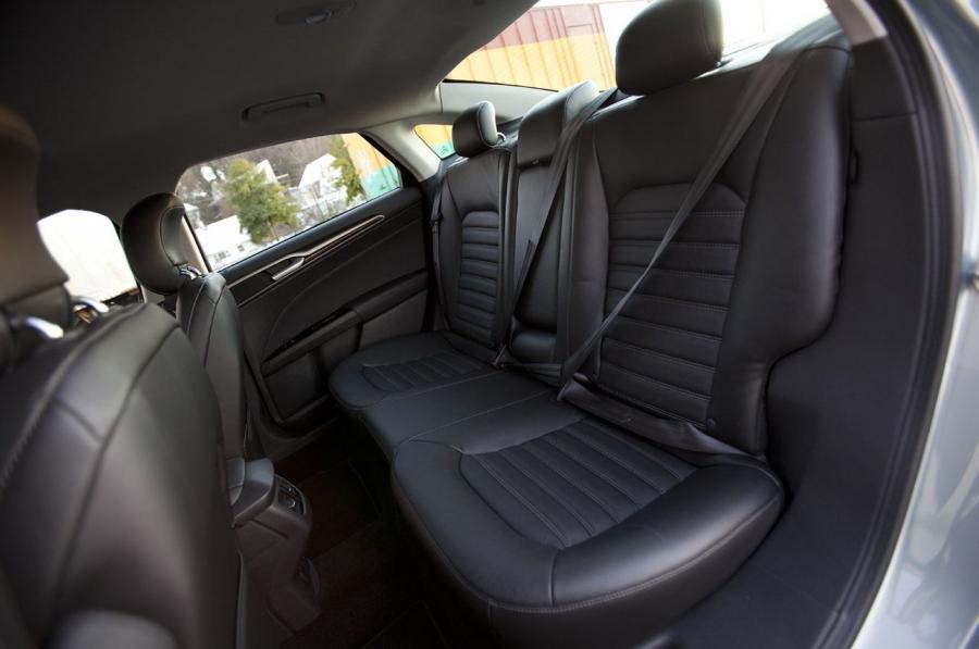  Ford Fusion Hybrid SE 2013 года  (фото 13 из 26)